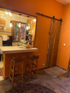 - une cuisine avec un comptoir et un miroir dans la chambre dans l'établissement Keur marieme1, à Dakar