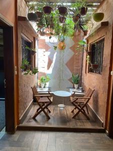 une terrasse avec une table, des chaises et des plantes dans l'établissement Keur marieme1, à Dakar