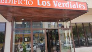 Ein Laden vorne mit einem Schild, das Los Verde liest. in der Unterkunft Best Apartment Ever Torremolinos in Torremolinos