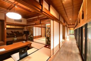 un corridoio in una casa giapponese con soffitti in legno di 高野山 宿坊 桜池院 -Koyasan Shukubo Yochiin- a Koyasan