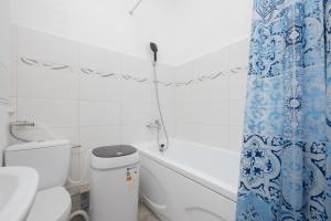 uma casa de banho com um WC e uma cortina de chuveiro em Studio with Balcony 180 m to the Royal Baths by Renters em Varsóvia