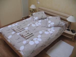 ブレシュイールにあるChambres d'Hôtes Le Mûrierのベッドルームに白い花のベッド1台