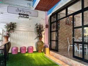 een patio met groen gras en een vaas bij Home One Love Ayutthaya main Zone by Baan one love group in Phra Nakhon Si Ayutthaya