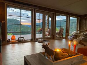 ein Wohnzimmer mit einem Tisch mit Kerzen darauf in der Unterkunft Panorama Cabin with 5-bedrooms near Norefjell in Gubberud