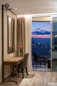 Moonlight Bay Panorama Condotel Ocean View的阳台或露台