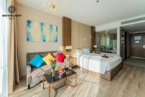 Moonlight Bay Panorama Condotel Ocean View客房内的一张或多张床位