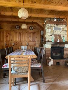 une salle à manger avec une table et une cheminée dans l'établissement Polana, à Lipowiec