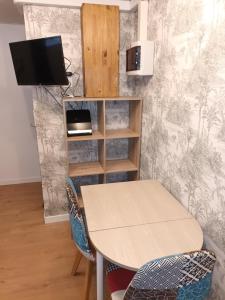 TV a/nebo společenská místnost v ubytování Appartement tout confort