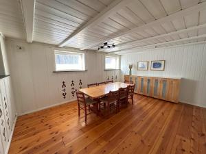 a dining room with a wooden table and chairs at Stort hus sentralt i Lillehammer in Lillehammer
