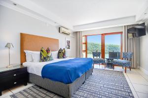 焦濟尼的住宿－Jozini Tiger Lodge & Spa by Dream Resorts，一间带大床的卧室和一个阳台