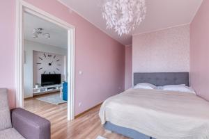 a bedroom with a bed and a mirror and a clock at Kesklinna majutus in Haapsalu