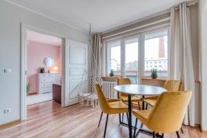 a dining room with a table and chairs and a window at Kesklinna majutus in Haapsalu