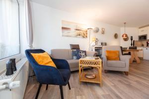 a living room with a couch and two chairs at Lord Nelson 715 in Döse