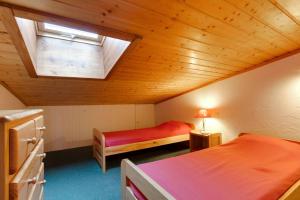 a attic room with two beds and a skylight at Meijotel - 508 - Appart duplex - 6 pers in Les Deux Alpes