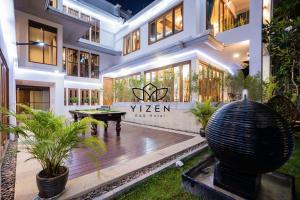 un edificio con una mesa de billar delante en Yizen Beachfront Seaview Villa, en Norte de Pattaya