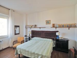 um quarto com uma cama, uma mesa e uma cadeira em Felicitas (Charming House) em Lerici