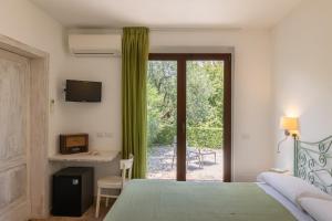 sypialnia z łóżkiem i przesuwanymi drzwiami szklanymi w obiekcie Villa Cri Cri B&B di Charme w mieście San Benedetto del Tronto