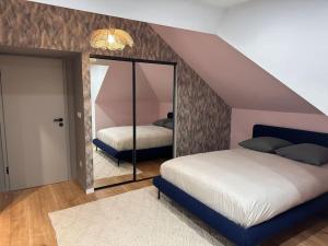 En eller flere senge i et værelse på Exceptionnelle Villa 7 min Colmar