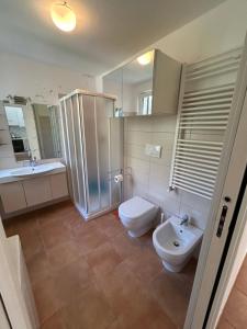 uma casa de banho com um WC e um lavatório em Villa Costa by PortofinoVacanze em San Lorenzo della Costa