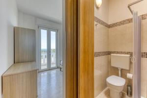 łazienka z toaletą i prysznicem w obiekcie Camere arcobaleno fronte mare a Torre san Giovanni w mieście Torre San Giovanni Ugento