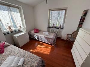 um quarto com duas camas e duas janelas em Villa Costa by PortofinoVacanze em San Lorenzo della Costa