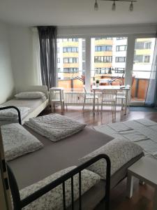 Habitación con 3 camas y ventana grande. en one Room Apartment 15 min to Fair en Hannover
