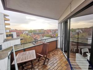 een balkon met 2 stoelen en uitzicht bij one Room Apartment 15 min to Fair in Hannover