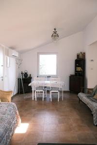 uma sala de estar com uma mesa e cadeiras em Villa Costa by PortofinoVacanze em San Lorenzo della Costa