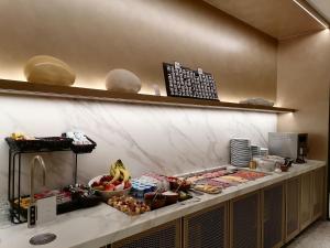 Una línea de buffet con un montón de comida. en Hotel Messeyne en Kortrijk