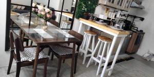 Cucina o angolo cottura di Amaia Steps Nuvali fully furnished unit with swimming pool view near Carmelray Pitland
