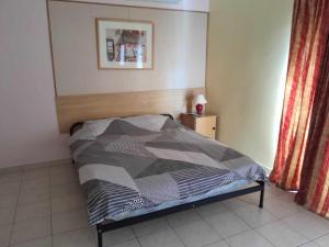 1 dormitorio con 1 cama con una foto en la pared en Seafront akwador, en Il-Ħamrija