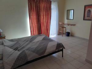 um quarto com uma cama e uma mesa num quarto em Seafront akwador em Il-Ħamrija