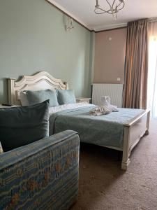 a hotel room with two beds and a couch at Pensiunea Baroc in Braşov