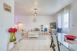 sala de estar con sofá y mesa en Kandinsky - 3 chambres à Roissy, en Le Thillay