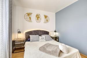 1 dormitorio con 1 cama y 2 lámparas en Kandinsky - 3 chambres à Roissy, en Le Thillay