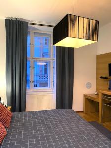 Schlafzimmer mit einem Bett und einem Fenster in der Unterkunft Golem in Prag