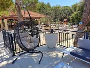 Villa Olea في سيموني: كرسي الخوص جالس فوق الفناء
