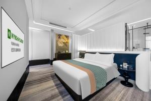 Ένα ή περισσότερα κρεβάτια σε δωμάτιο στο Wyndham Garden Wuhan Hankou