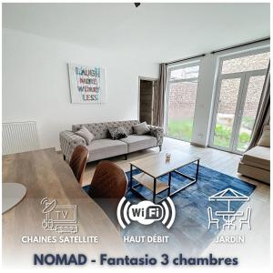 - un salon avec un canapé et une table dans l'établissement NOMAD APARTMENTS - Henin, à Charleroi