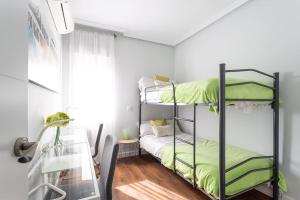 Tempat tidur susun dalam kamar di Precioso apartamento con vistas excepcionales (Seg.5)