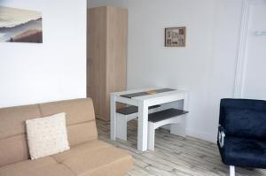 sala de estar con sofá y mesa en studio "Au Bord de l'Eau" 2, en Chambon-sur-Voueize