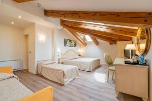 sypialnia z 2 łóżkami i stołem z lustrem w obiekcie Hotel Panorama w Lido di Venezia