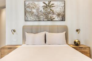 Un dormitorio con una cama con un cuadro en la pared. en Mamfredas Luxury Residence, en Plános 98 fotos más