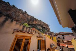 een uitzicht op een gebouw met een berg op de achtergrond bij Tower Sea View in Cefalù