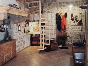 um quarto com uma parede de tijolos com uma escada em Micha's Kuca em Porec
