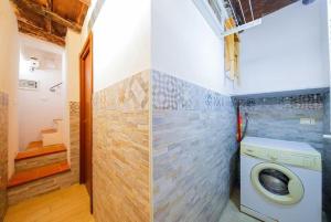 een wasruimte met een wasmachine in de kamer bij Tower Sea View in Cefalù