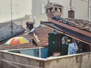 um guarda-chuva sentado em cima de um telhado em Micha's Kuca em Porec