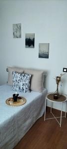 a room with a bed with a table and pictures on the wall at Villa Tahoyo - Disfruta con la familia en un entorno tranquilo in Máguez