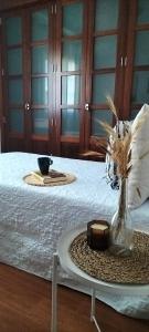 a table with a plate with a vase of flowers on a bed at Villa Tahoyo - Disfruta con la familia en un entorno tranquilo in Máguez