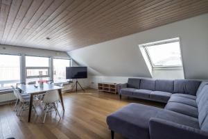 uma sala de estar com um sofá e uma mesa em 4-bedroom house with sea view and hot tub em Ilulissat